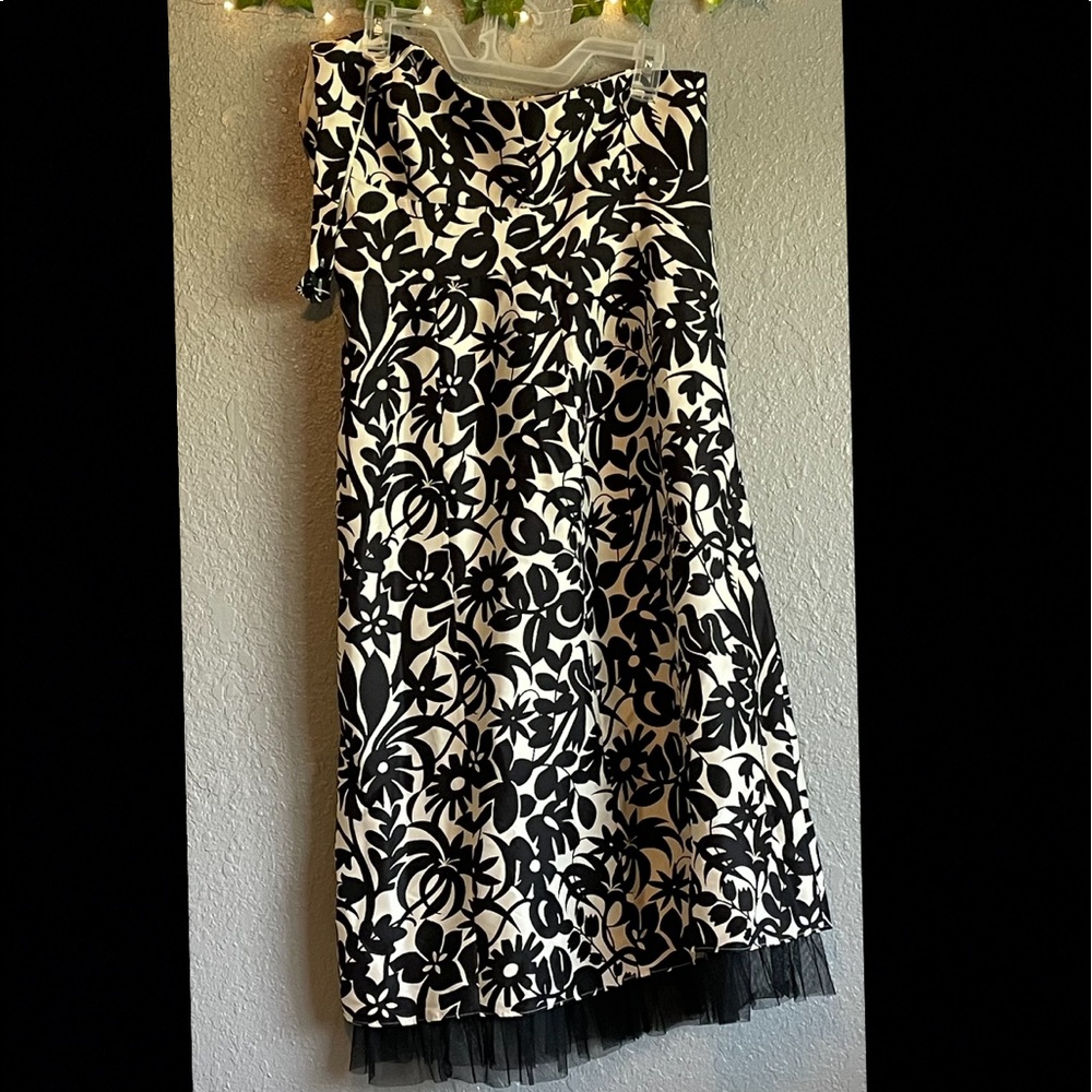 White/ Black  Dress  XL